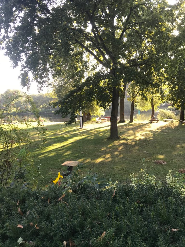 Feuerschale im Garten am Havelufer – derNest